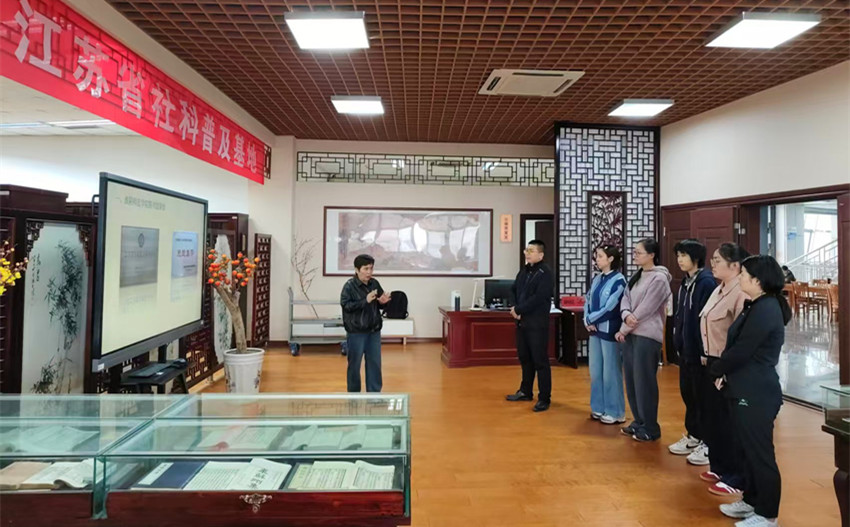 图书馆举办“册府观真”特藏研学活动